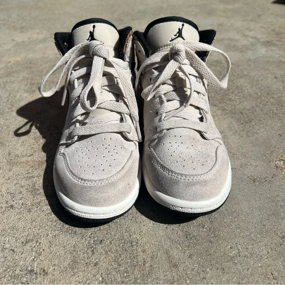Air Jordan 1 Mid SE Sneakers Youth Kids 13 Shoes Brown Elephant DZ5370-102 - Picture 4 of 9